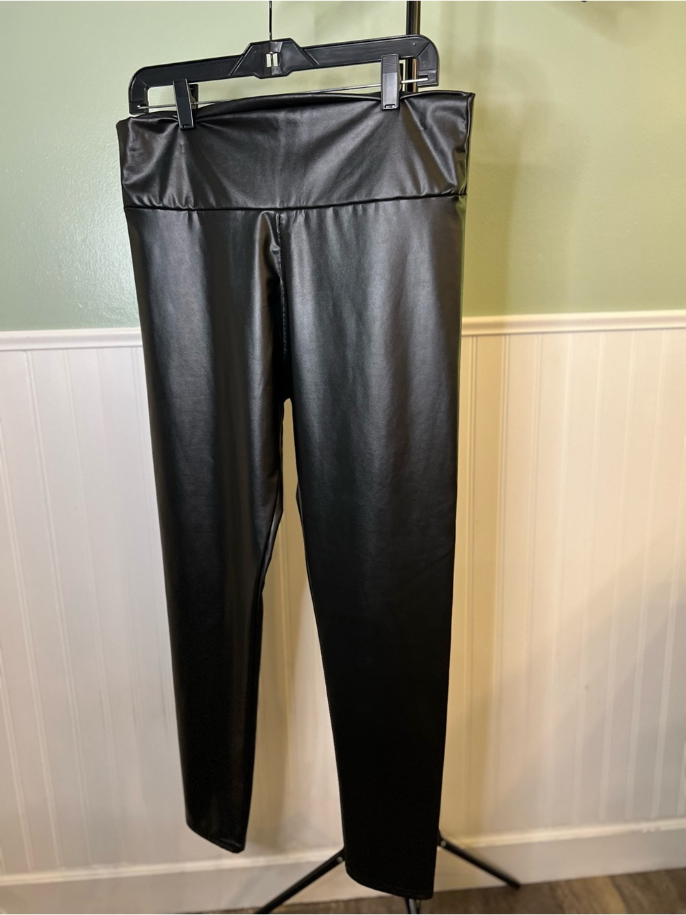 Tagoo Black Faux Leather High-Waist Leggings. Size 2XL